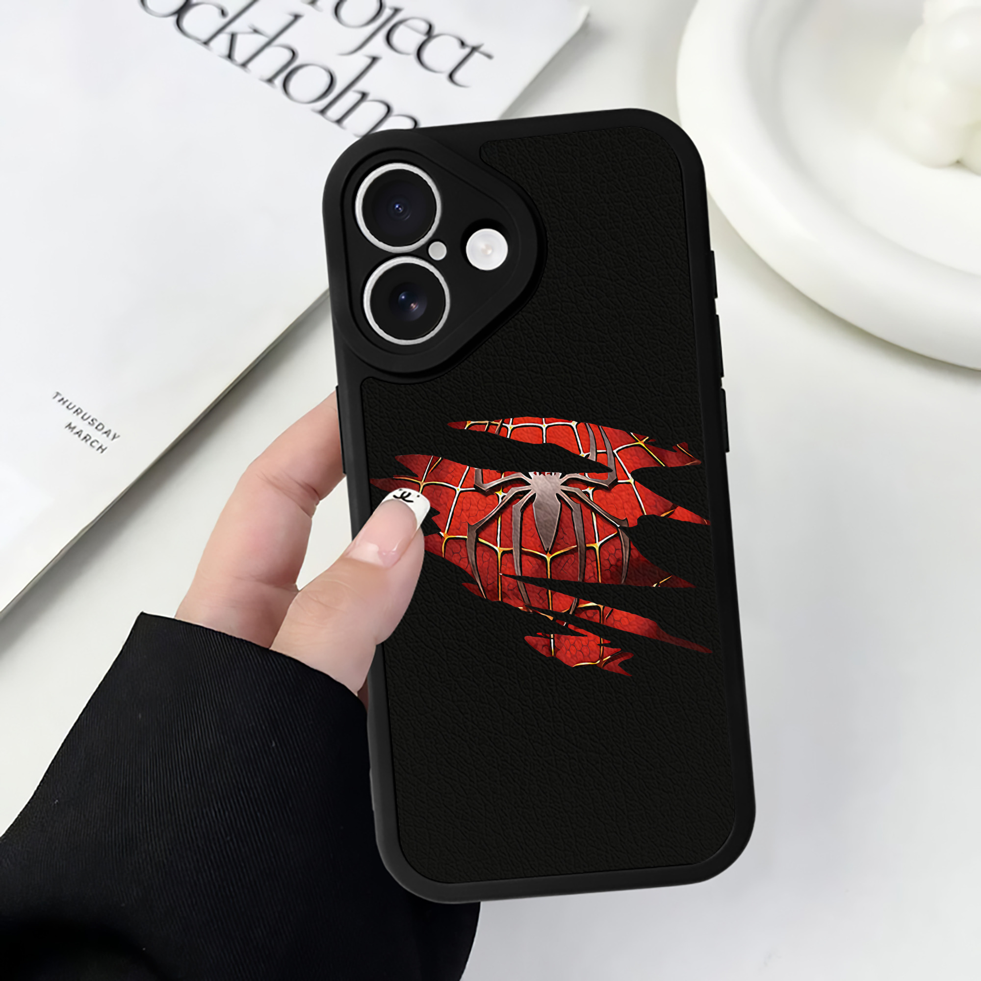 Spider Man スパイダーマン 【iPhone 16シリーズ対応】シリコンスマホケース（レザー調） 材質：シリコン